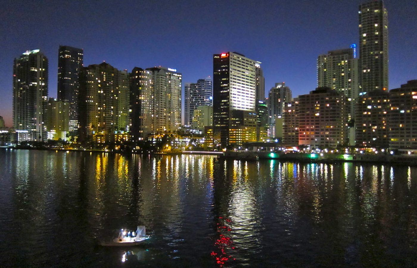Skyline nocturno de Brickell, Miami, reflejado sobre la bahía