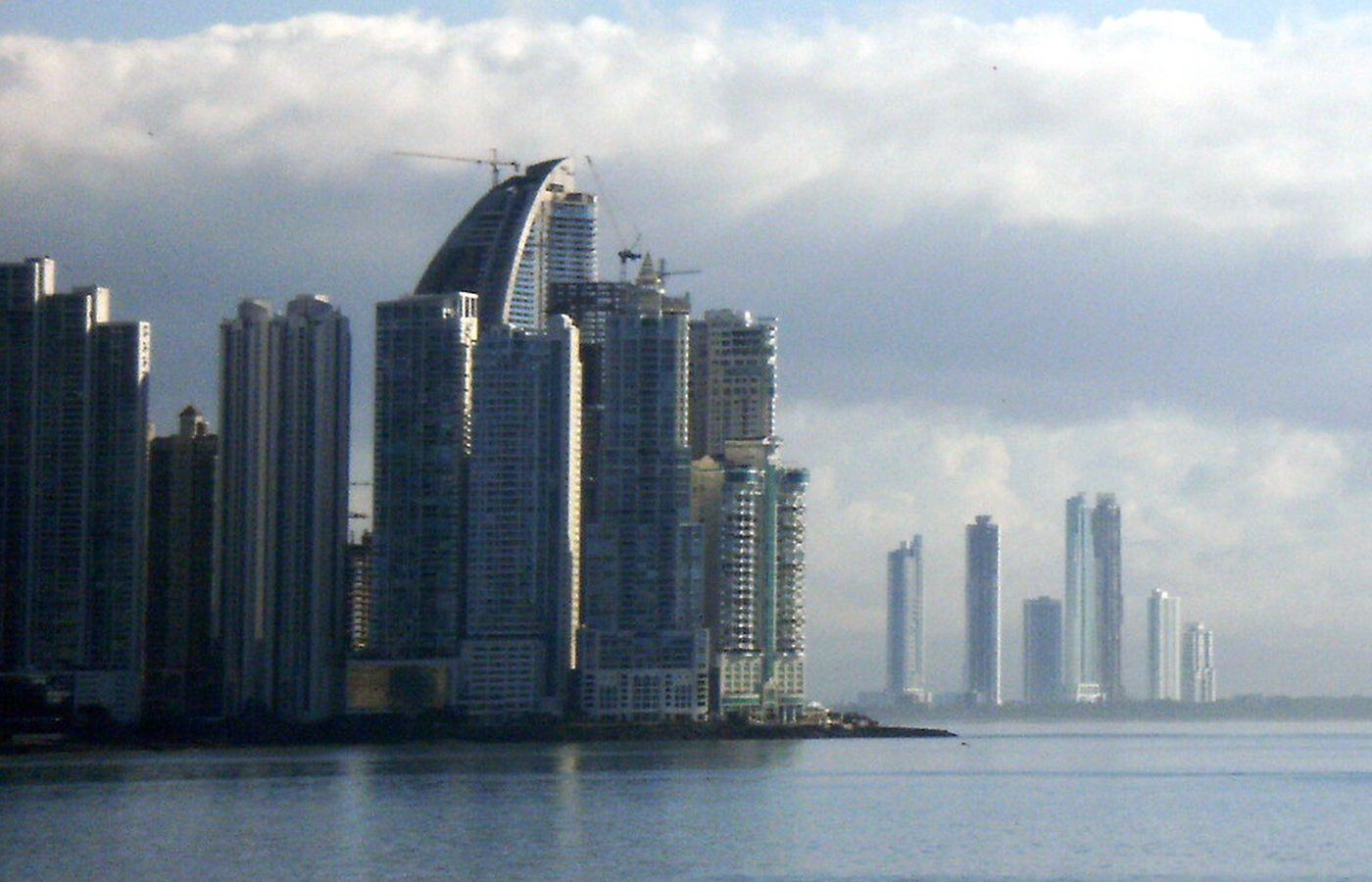 Rascacielos de Ciudad de Panamá frente al océano Pacífico