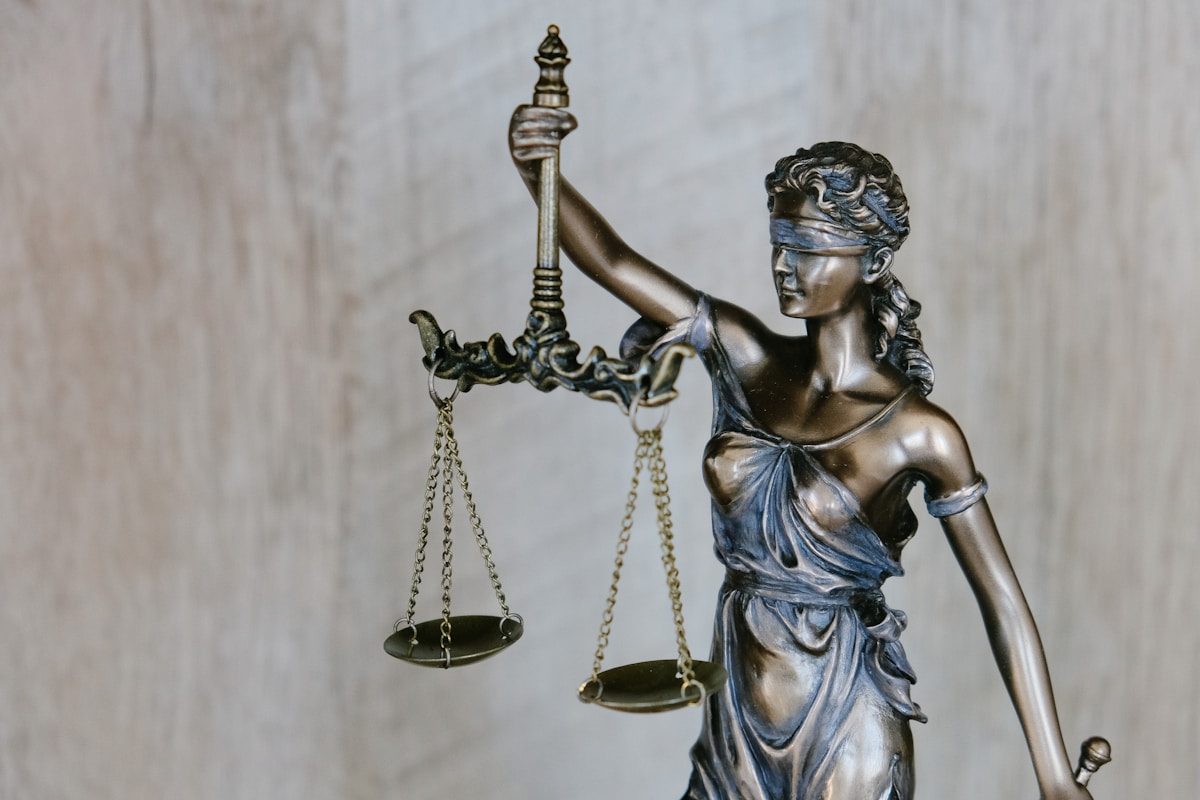 Estatua de la justicia sosteniendo la balanza